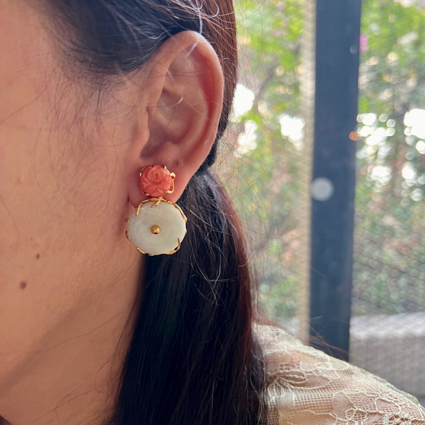 أقراط من المرجان الوردي من يوان