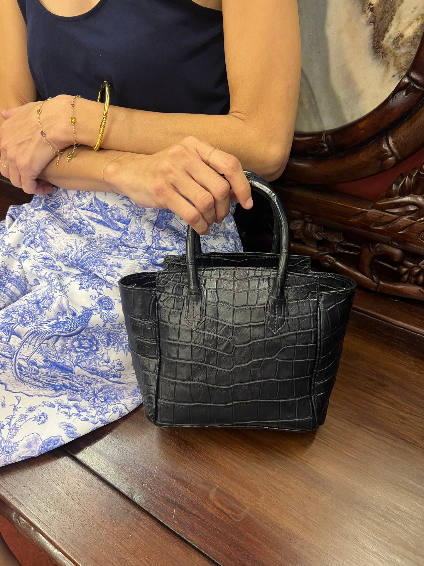 حقيبة BATTY 25 ذات المقبض العلوي: ذهب مصقول