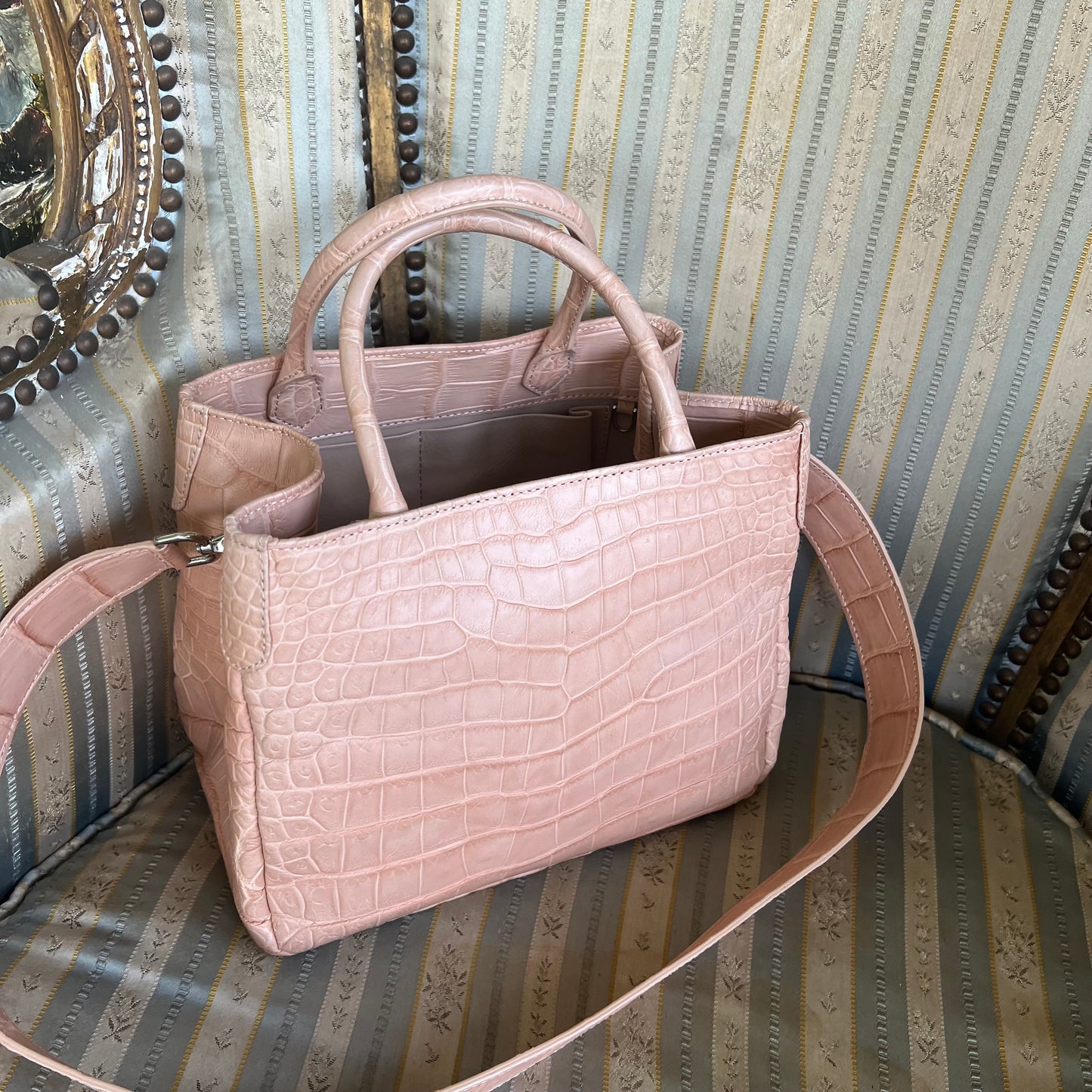 BUTTERFLY 25 Top Handle Bag: Light Peach