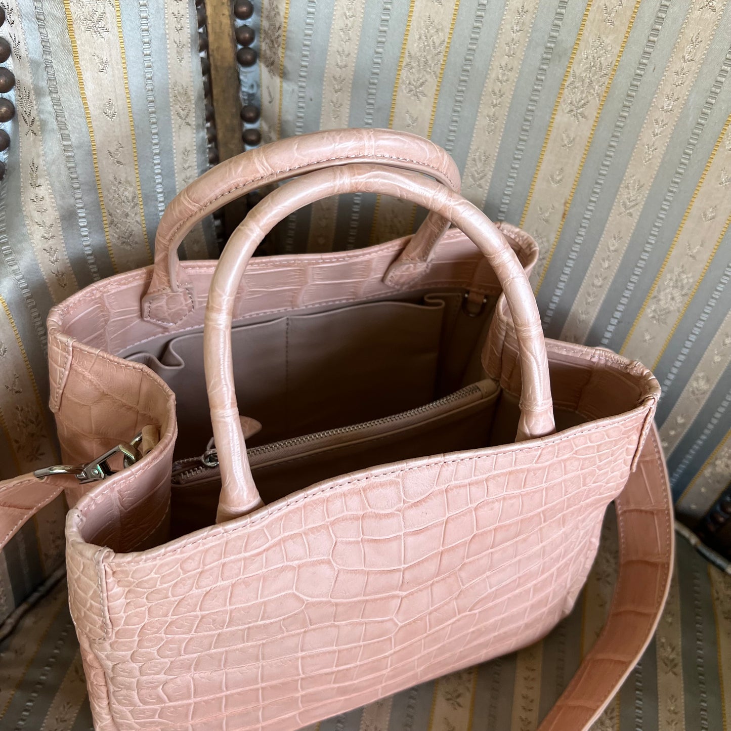 BUTTERFLY 25 Top Handle Bag: Light Peach