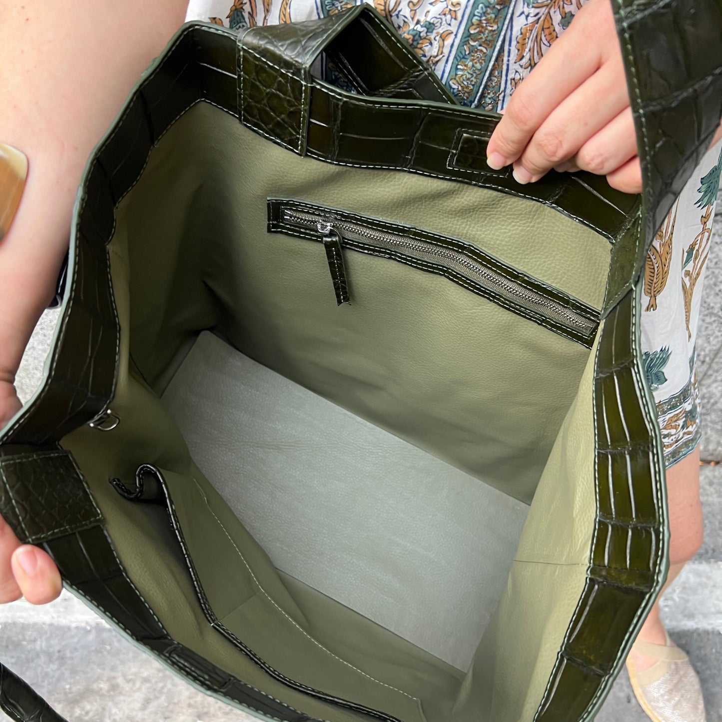 LENA L Tote Bag: Olive Green